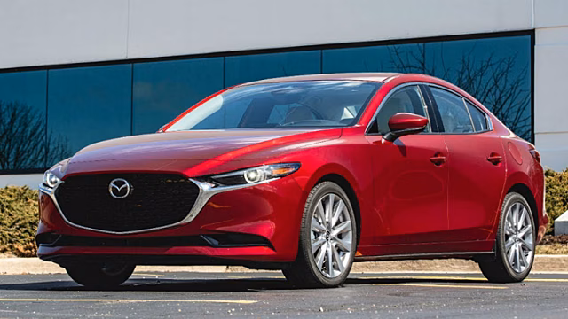 Mazda приостановила поставки модели Mazda3 в РФ