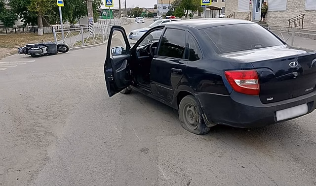В Волгоградской области в ДТП с легковушкой пострадал водитель скутера