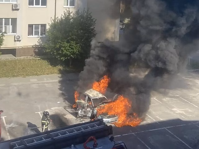 Легковой автомобиль сгорел в жилом комплексе под Воронежем