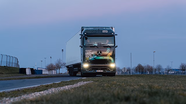 Mercedes-Benz замахнулся на мировой рекорд по езде задним ходом