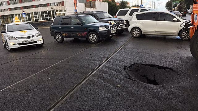 В центре Барнаула из-за ливней начал проваливаться асфальт