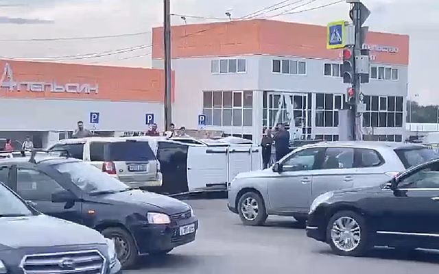 В Рязани у НИТИ перевернулась машина