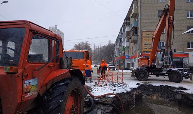 В Воронеже из-за лопнувшей трубы водопровода провалился асфальт на улице Шишкова