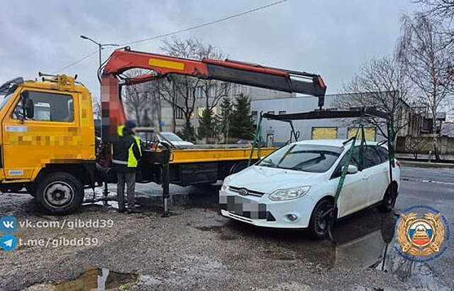 Три автомобиля переместили на спецстоянки в Москве за задолженность владельцев по штрафам в 363 тыс. руб.
