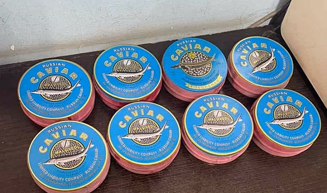 Под Волгоградом полицейские изъяли из автобуса 8 банок черной икры