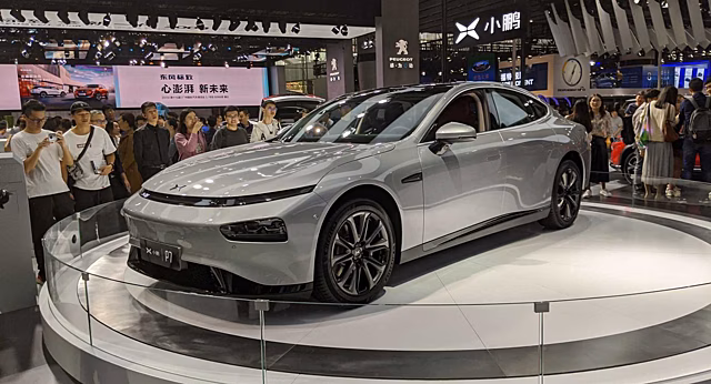 Электрокар Xpeng P7 может исполнять световое шоу