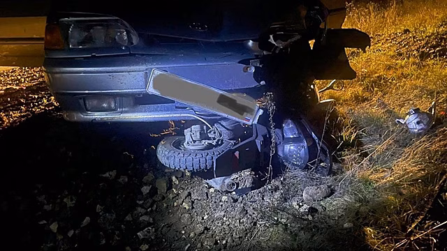 Под Саратовом автомобиль сбил скутеристку с пассажиркой