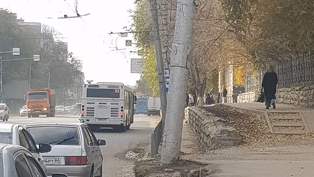 Очевидец: На улице Чернышевского в Саратове «загуляли» два столба троллейбусной электросети
