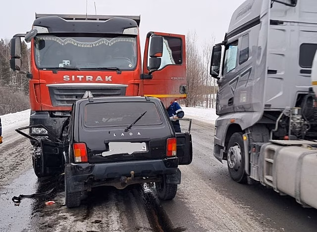 Смертельная автокатастрофа со смятой о фуру "Нивой" произошла на челябинской трассе