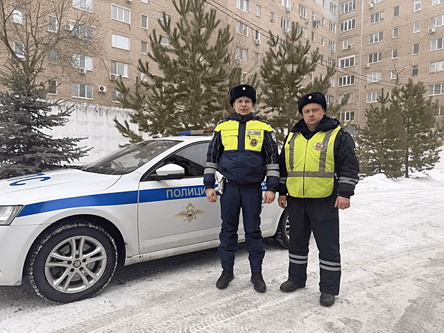 Полицейские в Оренбурге спасли молодую девушку от необдуманного поступка на мосту через Урал