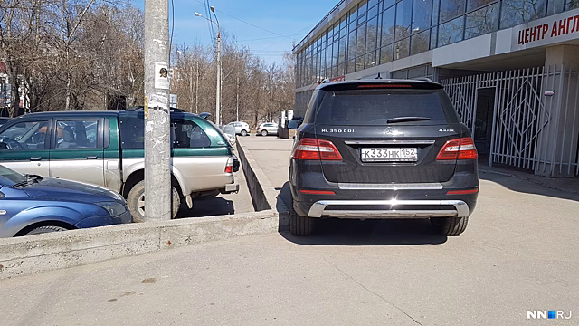 «Всё больше и больше наглеют!» Короли парковки перепутали тротуар с дорогой