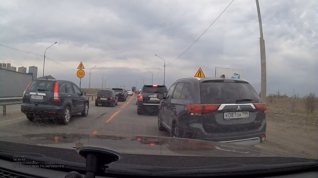 «Автохам-обочечник» нагло подрезал поток на Вольском тракте в Саратове