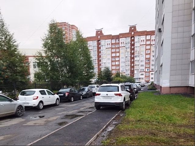 Кемеровчане пожаловались на припаркованные на тротуаре автомобили