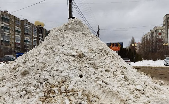 В Курске грязный снег складируют в водоохранной зоне реки Тускарь