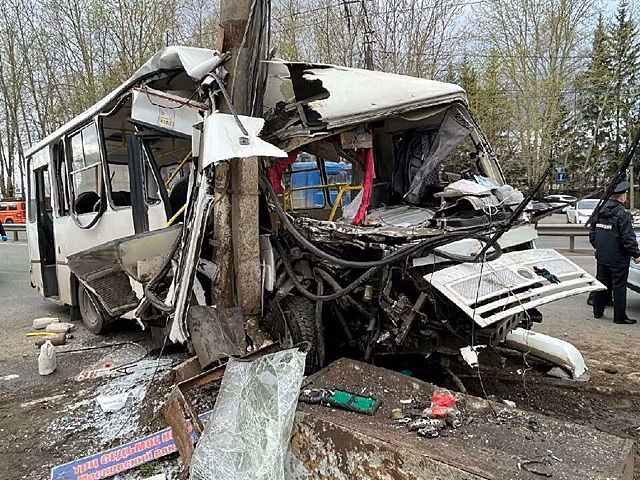 В Кирове осудили водителя автобуса, который въехал в опору ЛЭР на Производственной