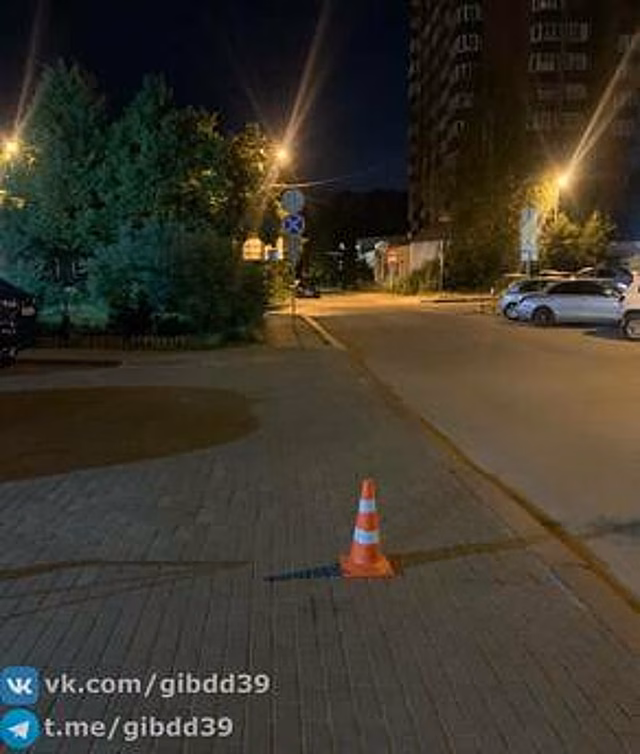 В Калининграде сдававшая назад машина сбила 11-летнюю девочку и уехала