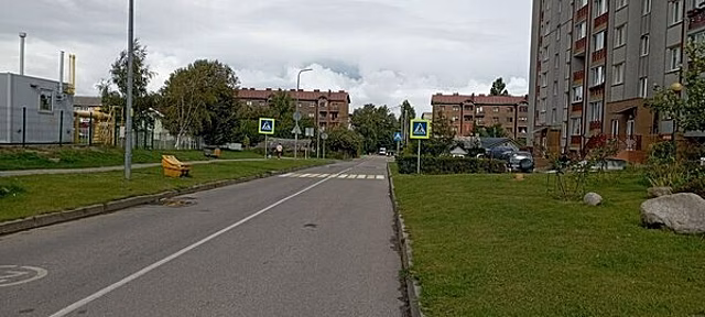 Сам себе гаишник: в Пионерском знаки сбивают с толку пешеходов, а в Калининграде щит закрыл обзор водителям