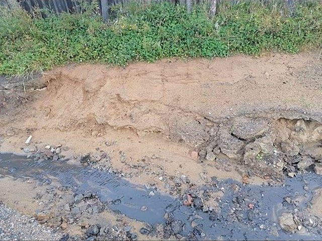 Размытый переулок в Чите может привести к падению заборов — Очевидец