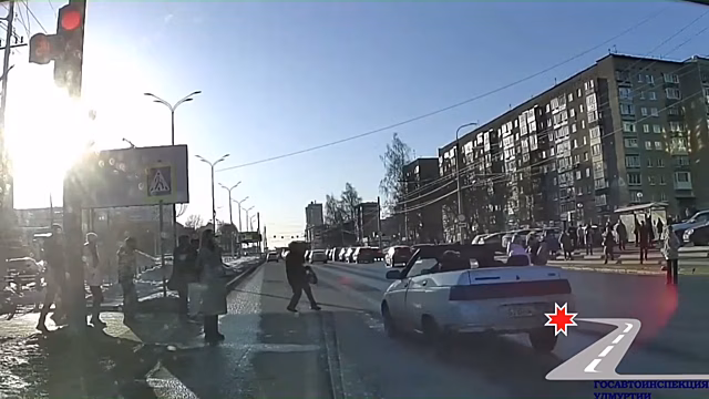 17-летний житель Ижевска на самодельном кабриолете едва не сбил пешеходов