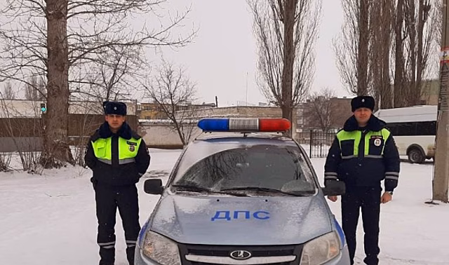 Воронежские гаишники помогли водителю «ВАЗ-2110», повредившему колесо на дороге