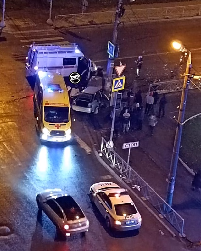 В Пензе легковушка после столкновения влетела в столб, — соцсети