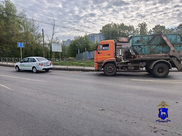 В Самаре КамАЗ врезался в "Гранту"