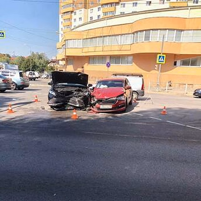 На Гагарина легковушка проехала на красный и врезалась в другое авто, есть пострадавшие