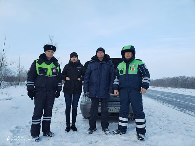 Полицейские Оренбуржья спасли замерзающих на трассе людей
