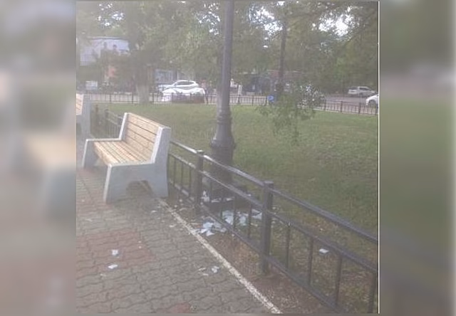 В Благовещенске на набережной вандалы разбили фонарь и перевернули ограждение