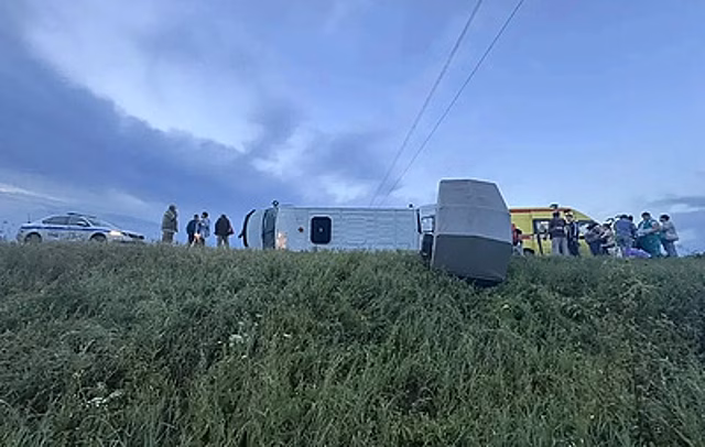 В Алтайском крае пассажирский микроавтобус опрокинулся в кювет