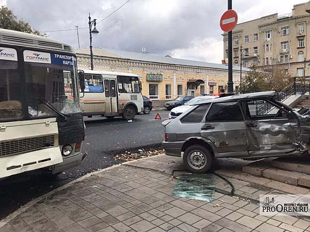 В Оренбурге водитель «ВАЗа» протаранил «ПАЗ», а затем врезался в здание