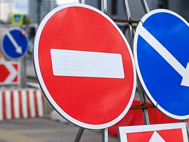 Движение ограничат на участках улицы Плющева с 24 ноября