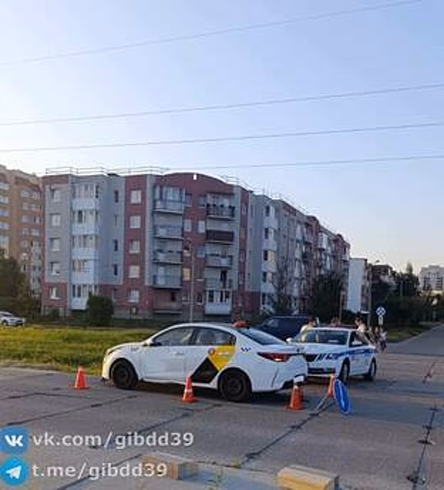 В Калининграде 11-летний школьник вышел на дорогу из-за автобуса и оказался под колёсами такси