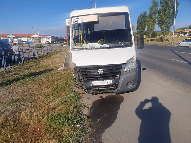 Водитель маршрутки протаранил столб на Ново-Астраханском шоссе