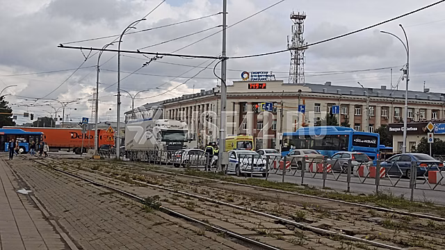 Легковушка частично перегородила Кузнецкий проспект в Кемерове после ДТП