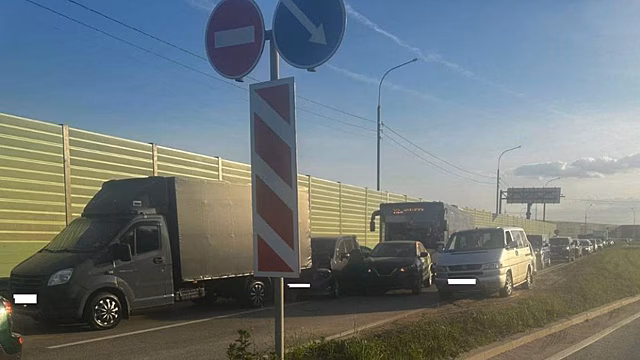Автобус столкнулся с пятью автомобилями в подмосковном Солнечногорске