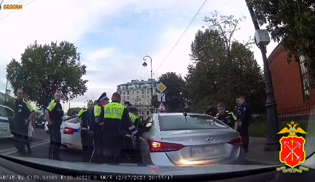 Полицией в Санкт-Петербурге за нарушение ПДД в ходе погони задержаны два нелегальных мигранта