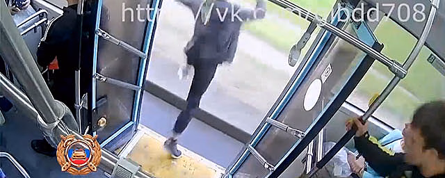 В Архангельске пассажир на полном ходу выпрыгнул из автобуса и получил переломы