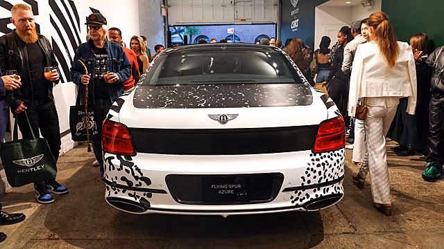 Bentley показала в Нью-Йорке электрическую модель Torcal и Flying Spur с необычной светящейся окраской