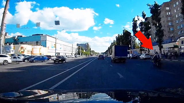 В Воронеже на видео попал мотоциклист, выживший после серьёзного ДТП с 2 авто