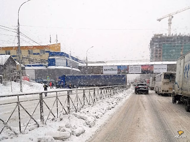 В Новосибирске фура перекрыла движение по улице Большевистской