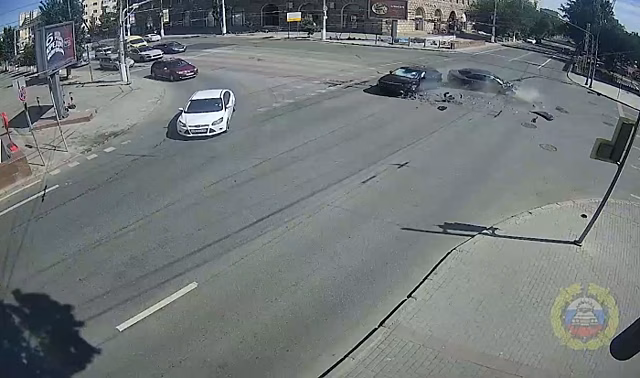 Момент утреннего тройного ДТП в центре Волгограда попал на видео