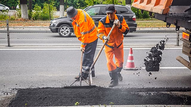 Дорожники Подмосковья отремонтировали более 5 тыс ям за неделю