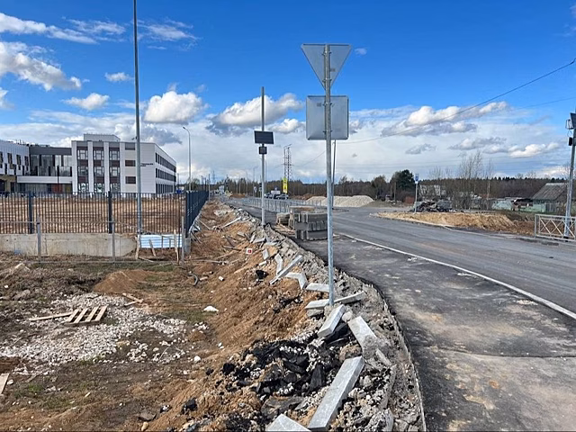 В Можайске к новой школе построили дорогу с серьезными дефектами