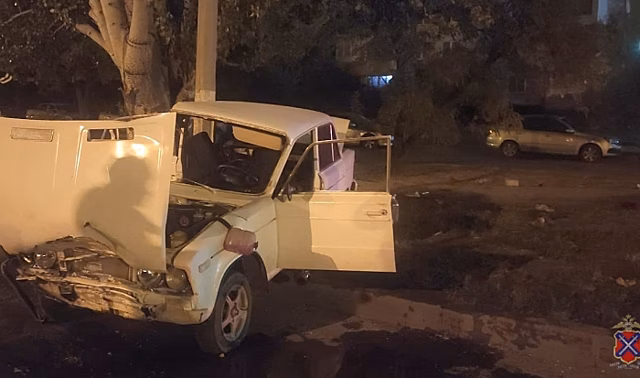 Под Волгоградом подростки угнали ВАЗ и врезались в столб