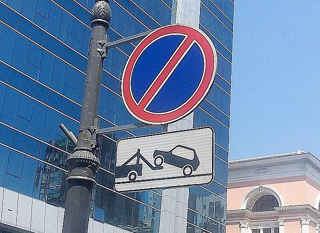 Во дворе по улице Алабяна вернули на место дорожный знак