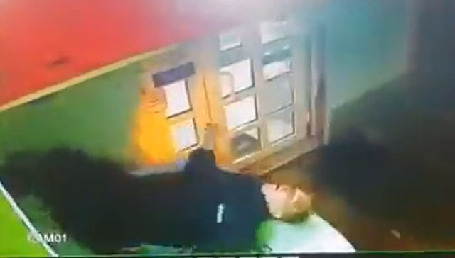 Таксист сбил полицейского на тротуаре в Сочи и врезался в павильон