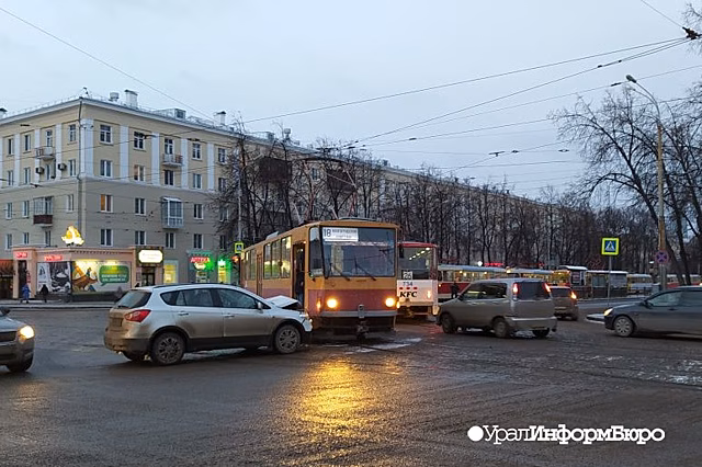 В Екатеринбурге на проспекте Ленина произошла стычка внедорожника и трамвая 