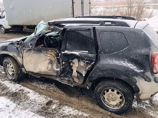 В Самаре водитель Renault Duster влетел под КамАЗ и попал в больницу