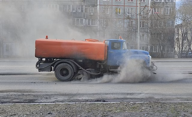 Дорожники и коммунальщики трудятся круглосуточно, готовя Новосибирск к 9 мая